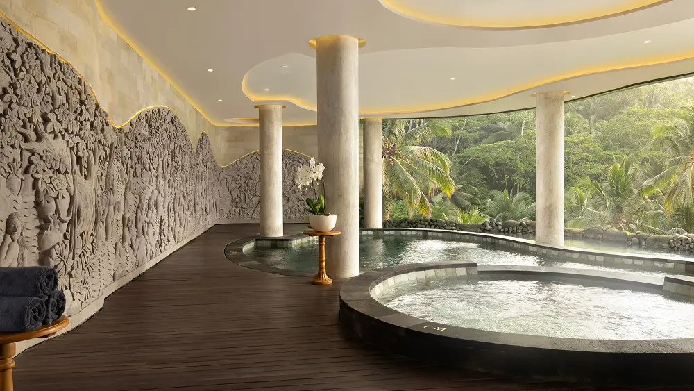 Jacuzzi with Balinese ornaments and a forest view.