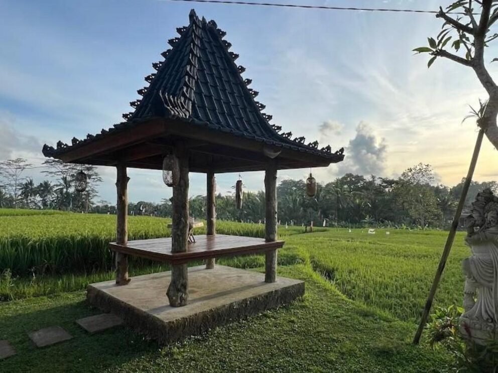 A small house in the middle of the rice fields in Keliki.