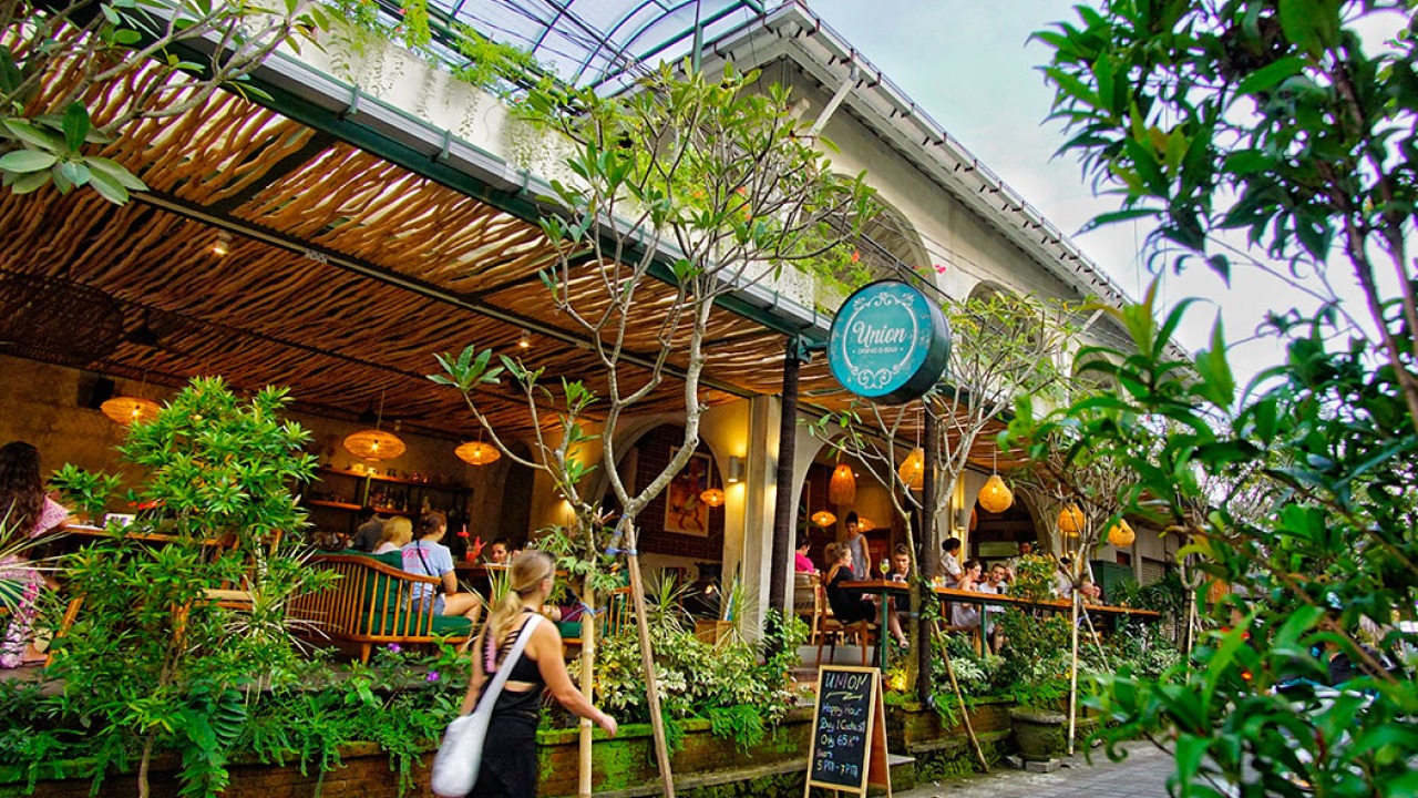 Eat around Goutama Street