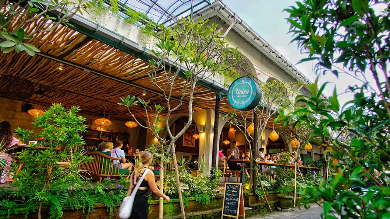 Eat around Goutama Street